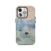 Neblige Morgendämmerung auf dem Wasser